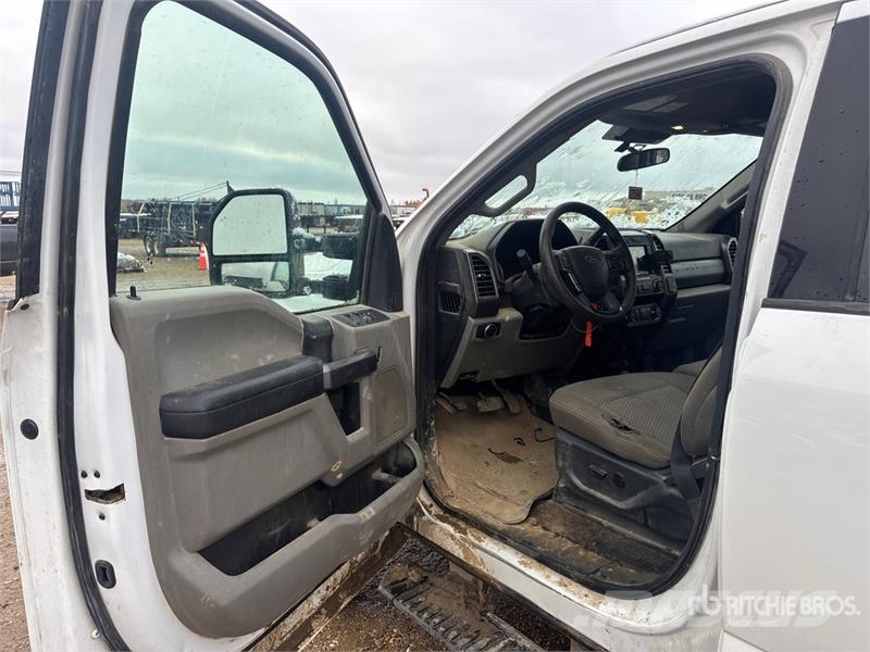 Ford F-350 XLT 4x4 Crew Cab Pickup (Inoperable) Muu