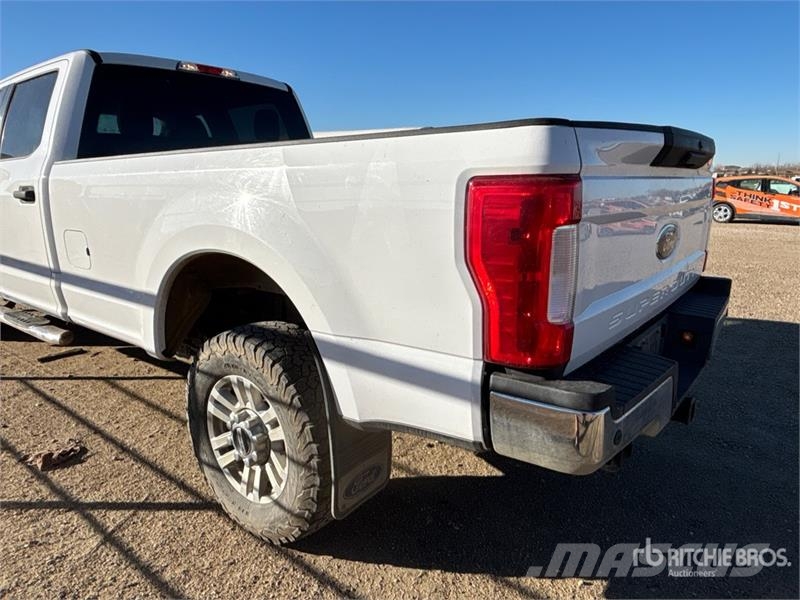 Ford F-350 XLT 4x4 Crew Cab Pickup Ostalo