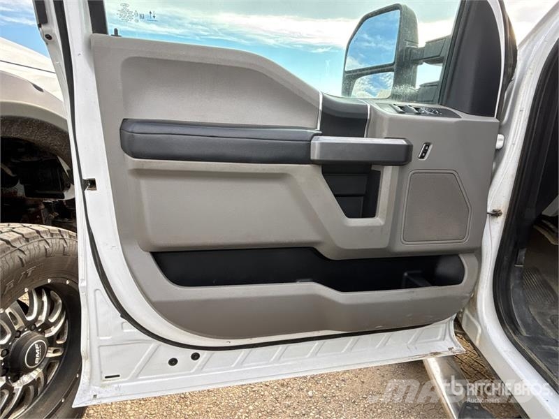 Ford F-350 XLT 4x4 Crew Cab Pickup Ostalo