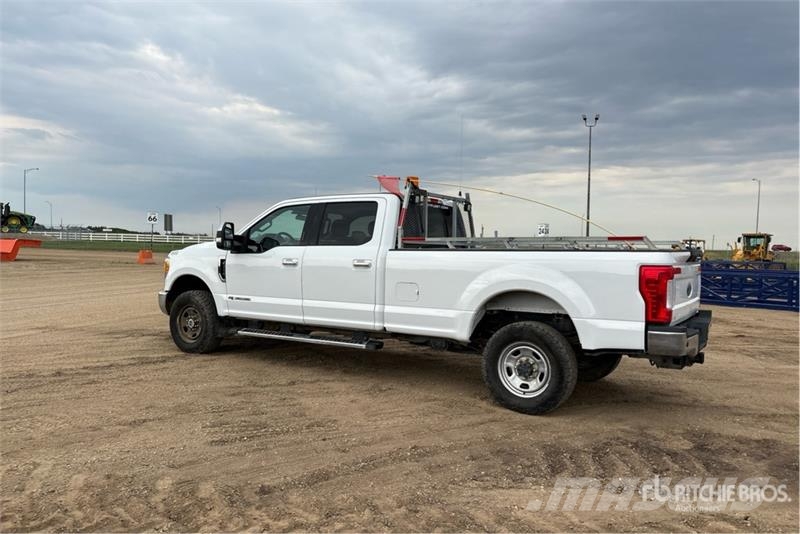 Ford F-350 XLT 4x4 Crew Cab Pickup Ostalo