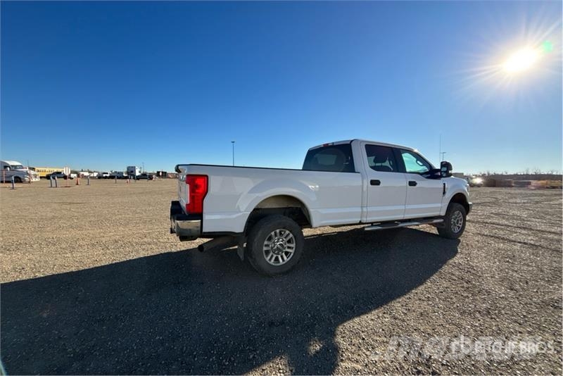 Ford F-350 XLT 4x4 Crew Cab Pickup Ostalo