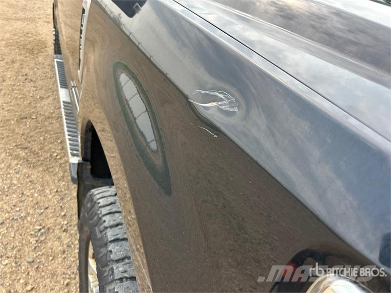 Ford F-350 XLT 4x4 Crew Cab Pickup Egyéb