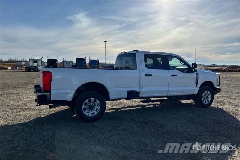Ford F-350 XLT 4x4 Crew Cab Pickup أخرى