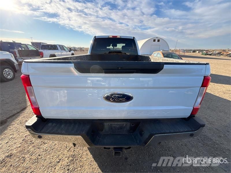 Ford F-350 XLT 4x4 Crew Cab Pickup Ostalo