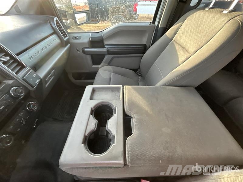 Ford F-350 XLT 4x4 Crew Cab Pickup أخرى