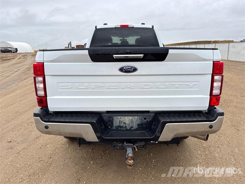 Ford F-350 XLT 4x4 Crew Cab Pickup أخرى