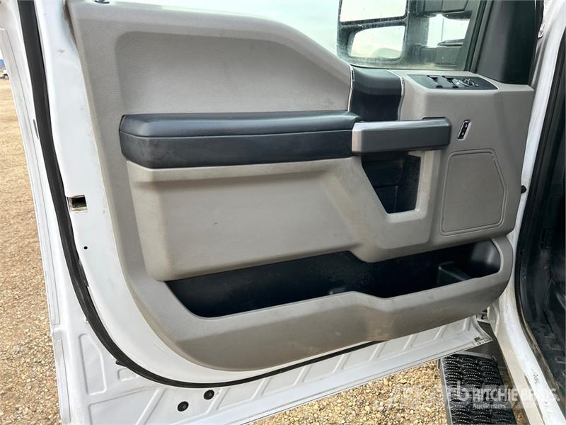 Ford F-350 XLT 4x4 Crew Cab Pickup Egyéb