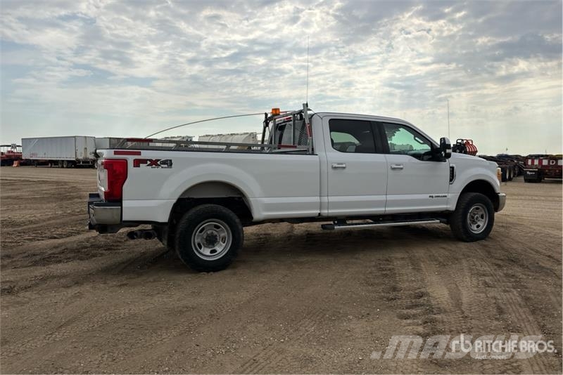 Ford F-350 XLT 4x4 Crew Cab Pickup Ostalo