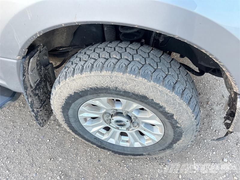 Ford F-350 XLT 4x4 Crew Cab Pickup Ostalo