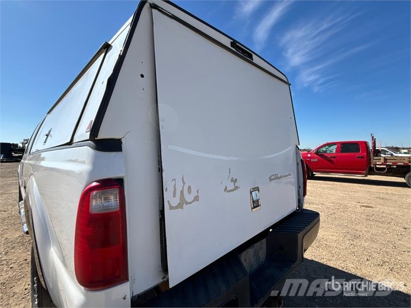 Ford F-350 XLT 4x4 Crew Cab Pickup Kita