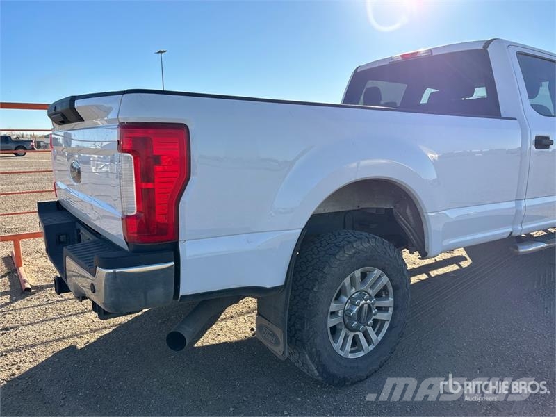 Ford F-350 XLT 4x4 Crew Cab Pickup Ostalo