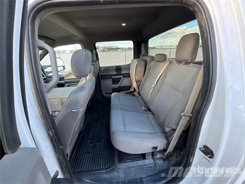 Ford F-350 XLT 4x4 Crew Cab Pickup Other
