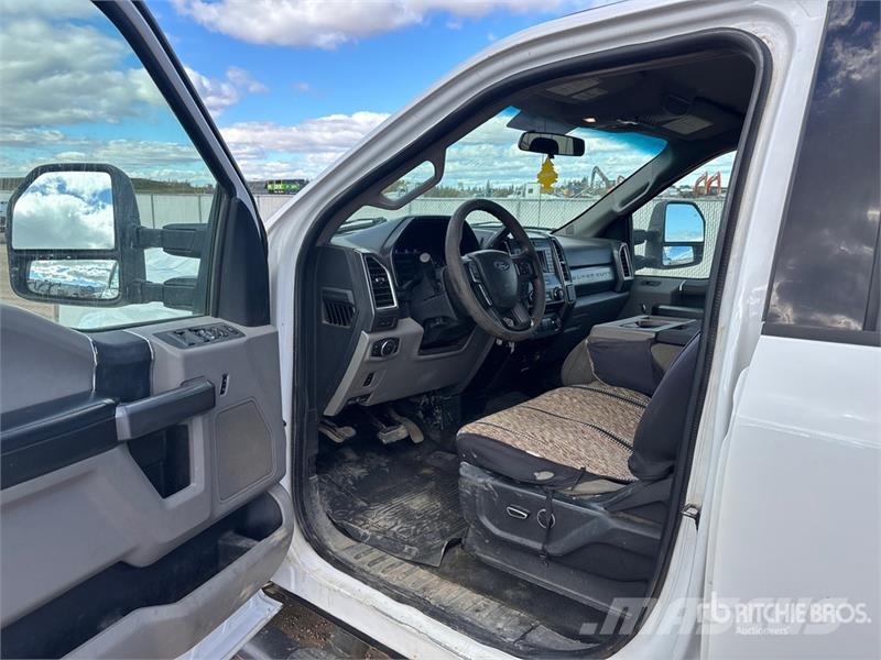 Ford F-350 XLT 4x4 Crew Cab Pickup Other