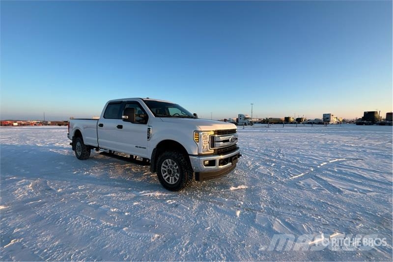 Ford F-350 XLT 4x4 Crew Cab Pickup Muu