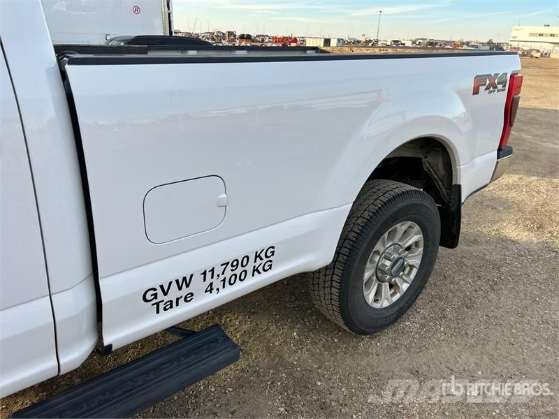 Ford F-350 XLT 4x4 Crew Cab Pickup أخرى