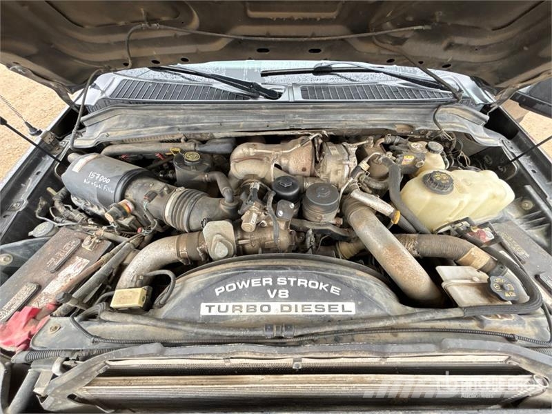 Ford F-350 XLT 4x4 Crew Cab Pickup Andre varebiler