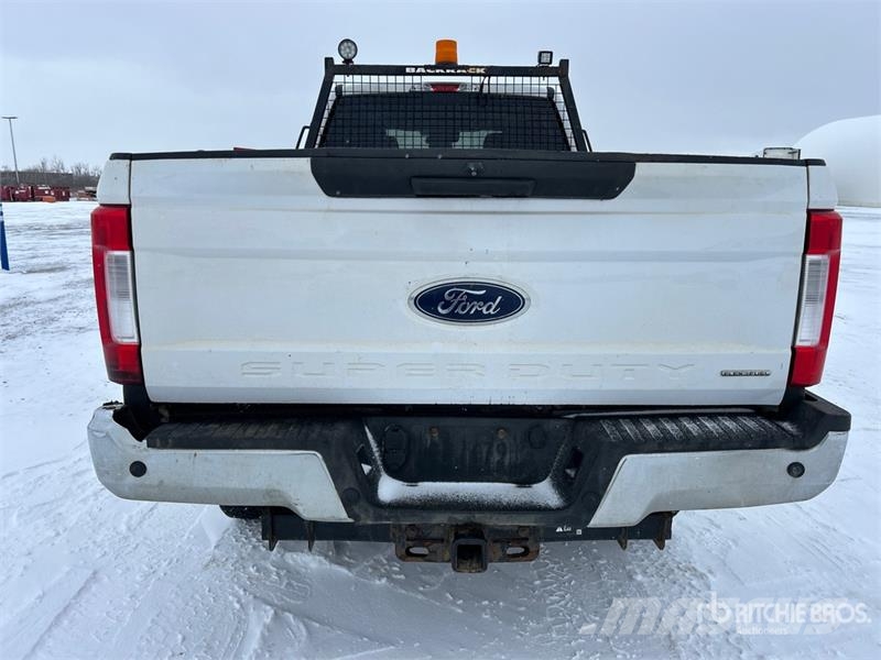 Ford F-350 XLT 4x4 Crew Cab Pickup Ostalo