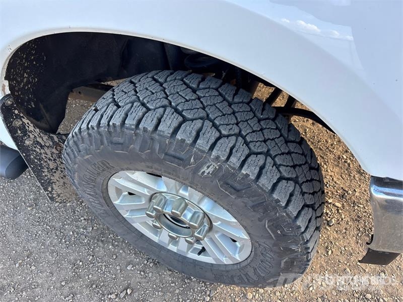 Ford F-350 XLT 4x4 Crew Cab Pickup Other