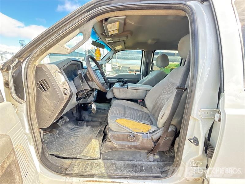 Ford F-350 XLT 4x4 Crew Cab Pickup Drugi