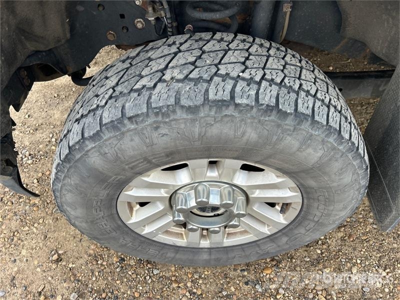 Ford F-350 XLT 4x4 Crew Cab Pickup Egyéb