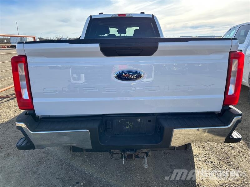 Ford F-350 XLT 4x4 Crew Cab Pickup أخرى