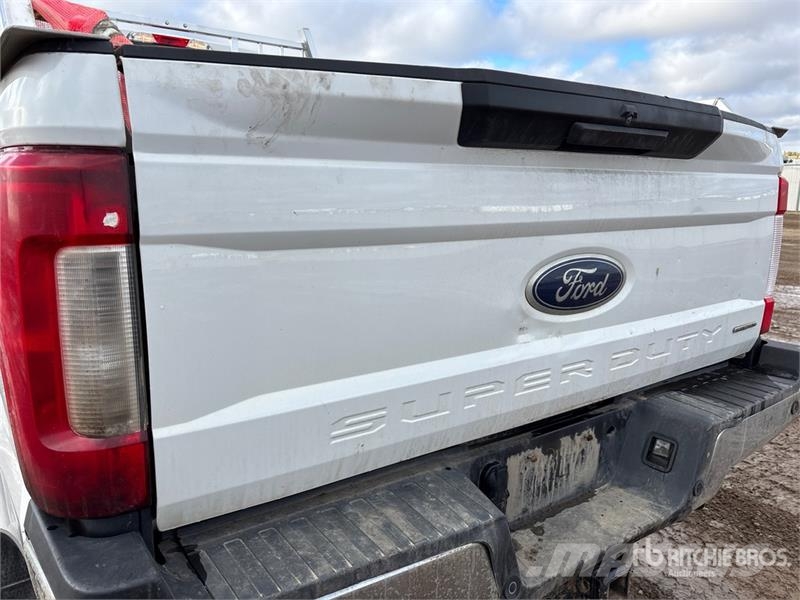 Ford F-350 XLT 4x4 Crew Cab Pickup 其他