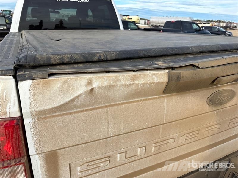 Ford F-350 XLT 4x4 Crew Cab Pickup (Inoperable) Övriga bilar