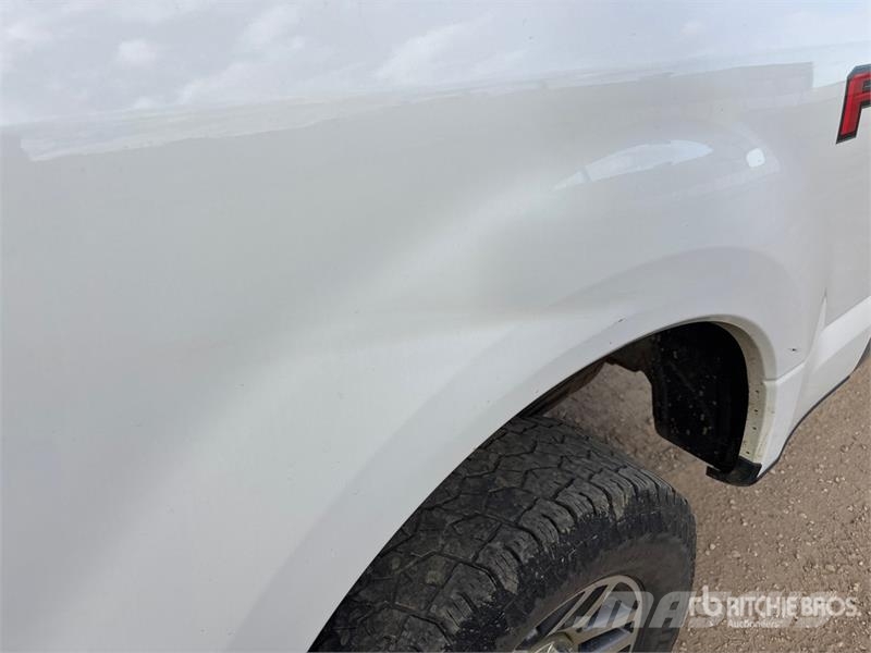 Ford F-350 XLT 4x4 Crew Cab Pickup Iné