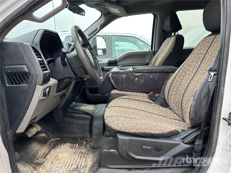Ford F-350 XLT 4x4 Crew Cab Pickup أخرى