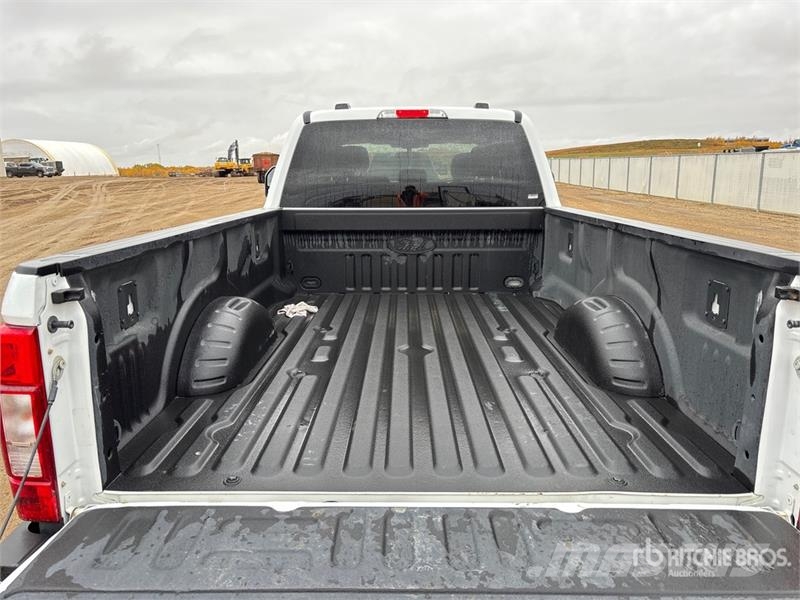 Ford F-350 XLT 4x4 Crew Cab Pickup أخرى