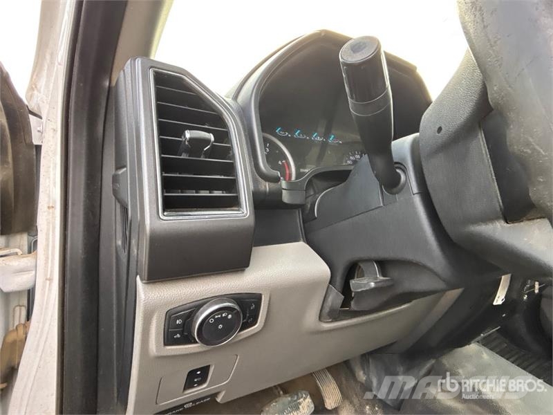 Ford F-350 XLT 4x4 Crew Cab Pickup Ostalo