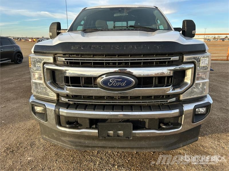 Ford F-350 XLT 4x4 Crew Cab Pickup أخرى