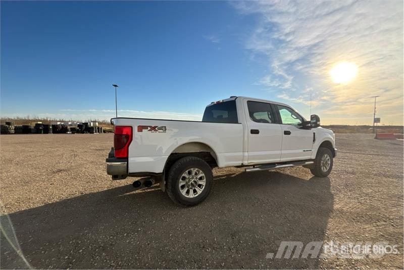 Ford F-350 XLT 4x4 Crew Cab Pickup Ostalo