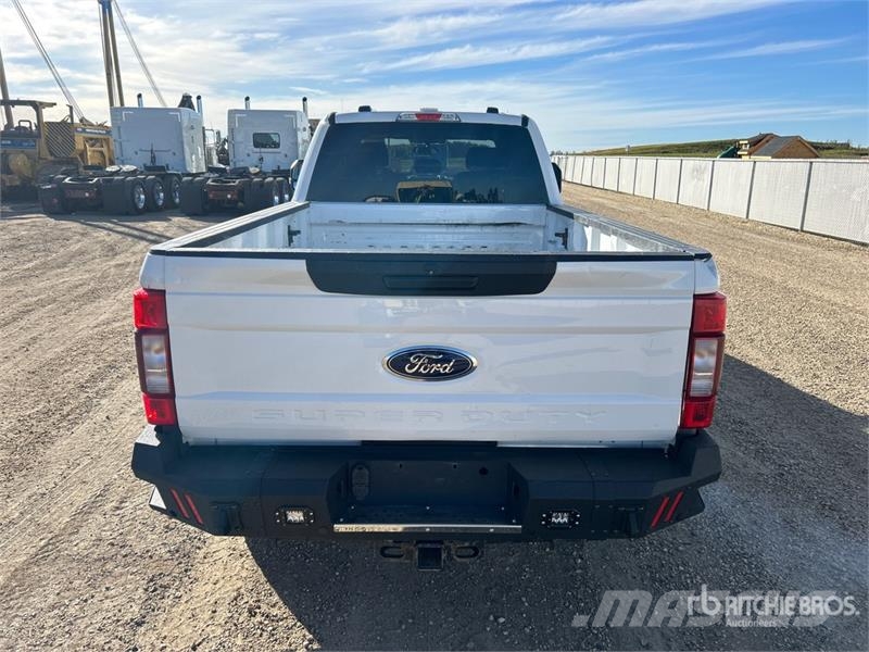 Ford F-350 XLT 4x4 Crew Cab Pickup Drugi