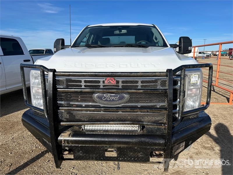 Ford F-350 XLT 4x4 Crew Cab Pickup أخرى