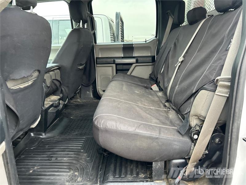Ford F-350 XLT 4x4 Crew Cab Pickup Egyéb