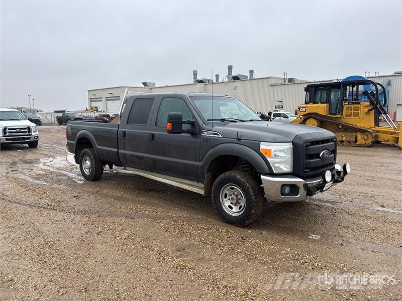 Ford F-350 XLT 4x4 Crew Cab Pickup Ostalo