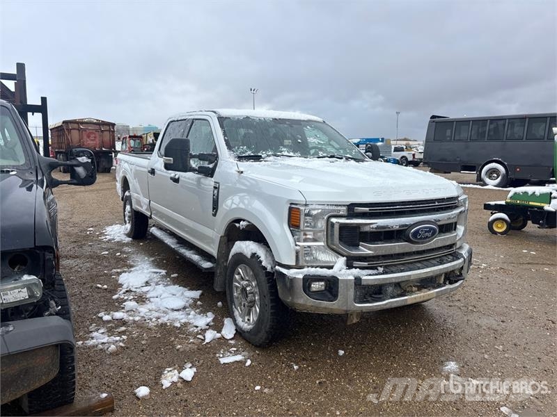 Ford F-350 XLT 4x4 Crew Cab Pickup (Inoperable) Muu
