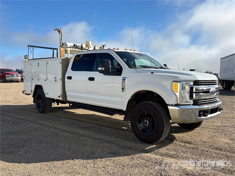 Ford F-350 XLT 4x4 Crew Cab Utility Truck Пікапи / Бічне розвантаження