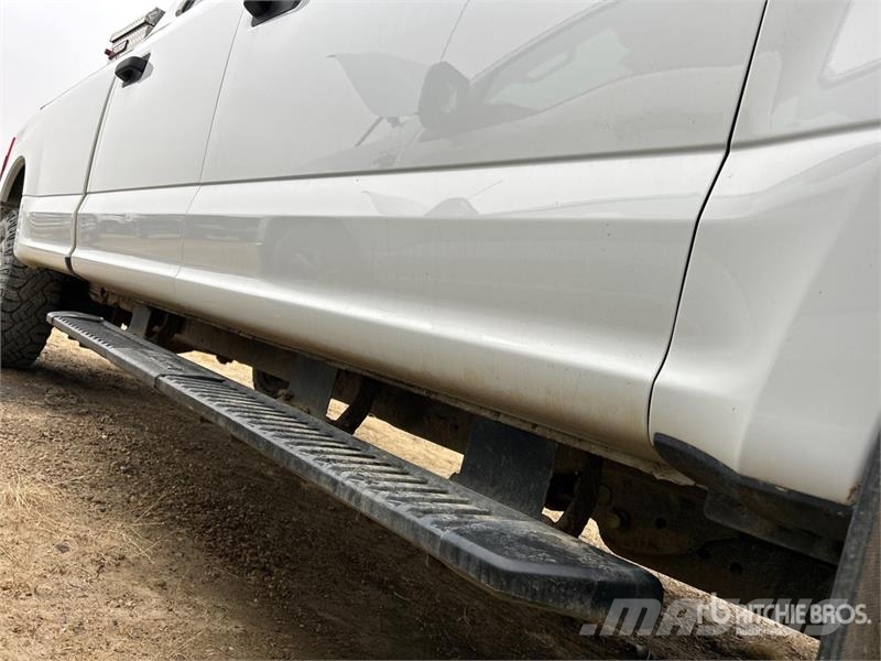 Ford F-350 XLT 4x4 Crew Cab Pickup أخرى