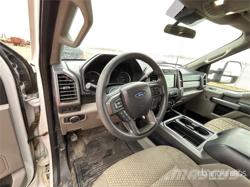 Ford F-350 XLT 4x4 Crew Cab Pickup أخرى