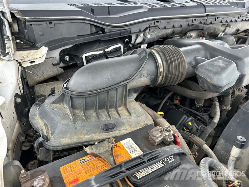 Ford F-350 XLT 4x4 Crew Cab Pickup Ostalo