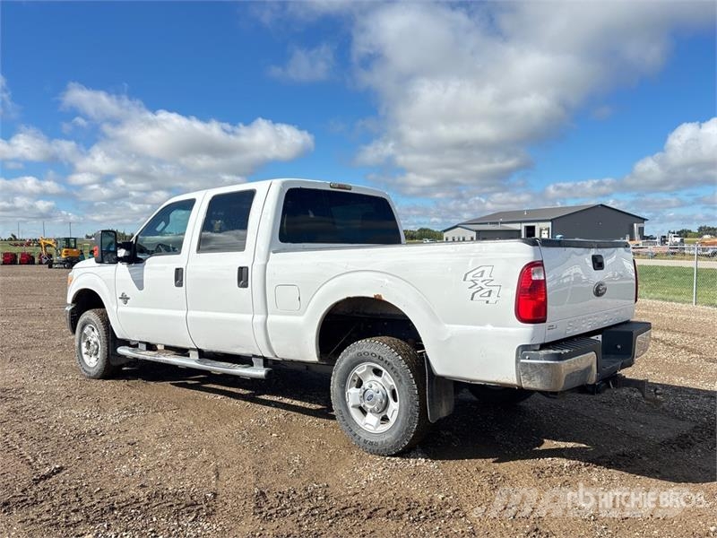Ford F-350 XLT 4x4 Crew Cab Pickup Drugi