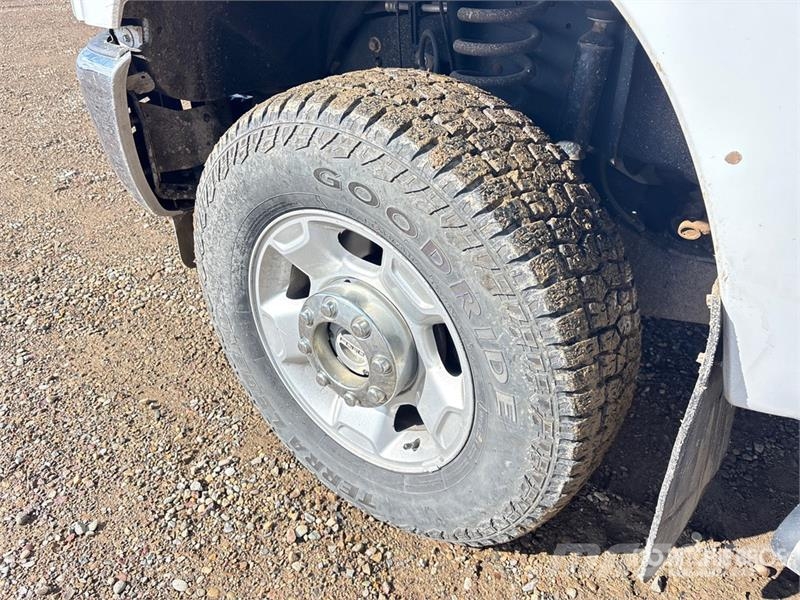 Ford F-350 XLT 4x4 Crew Cab Pickup Drugi