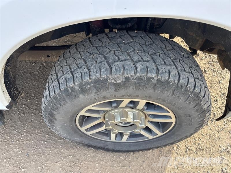 Ford F-350 XLT 4x4 Crew Cab Pickup Iné