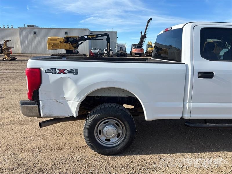 Ford F-350 XLT 4x4 Crew Cab Pickup Anders