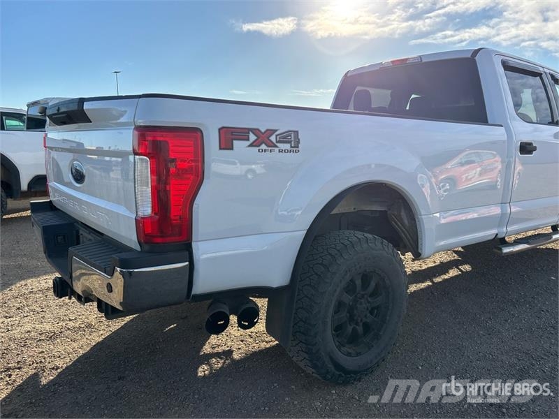 Ford F-350 XLT 4x4 Crew Cab Pickup Ostalo
