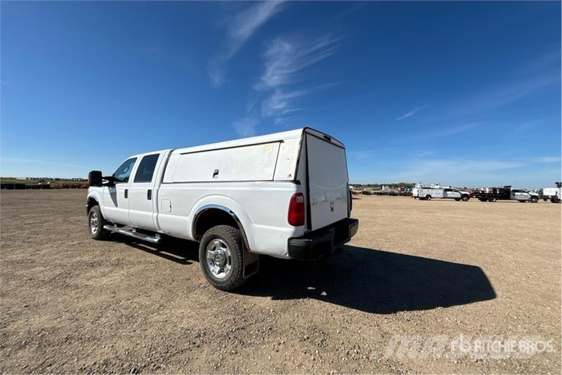 Ford F-350 XLT 4x4 Crew Cab Pickup Kita