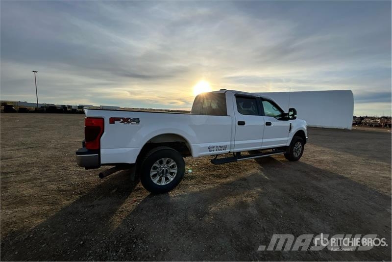 Ford F-350 XLT 4x4 Crew Cab Pickup أخرى