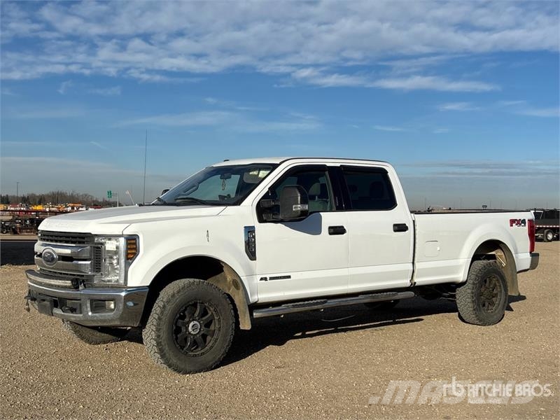 Ford F-350 XLT 4x4 Crew Cab Pickup Ostalo